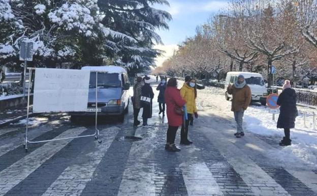 Los vendedores ambulantes vuelven a cargar contra el alcalde: «No nos deja trabajar»