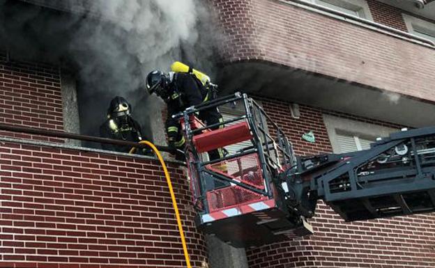 Una mujer de 62 años es hospitalizada con quemaduras en un pie en el incendio de una vivienda en San Andrés