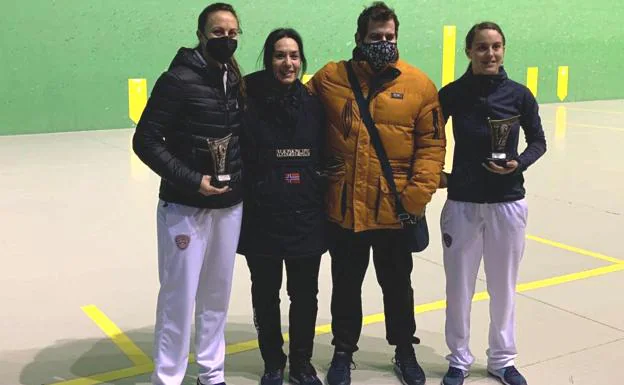 La leonesa Mónica Linares y Ana García se imponen en la liga de frontenis femenino en La Flecha