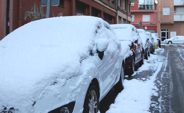 Un accidente, vías cortadas y una mujer de parto en medio del temporal de nieve en la capital