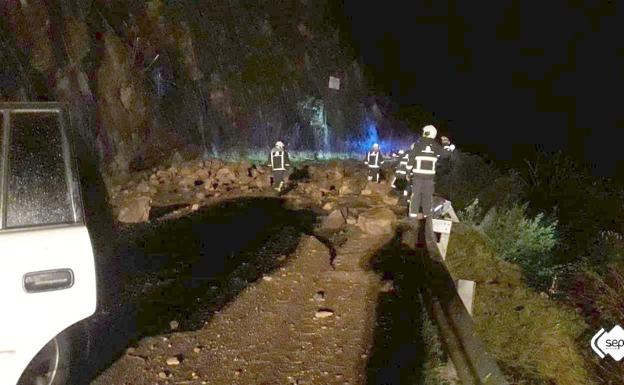 Muere una mujer tras caer un argayo sobre su coche en Asturias