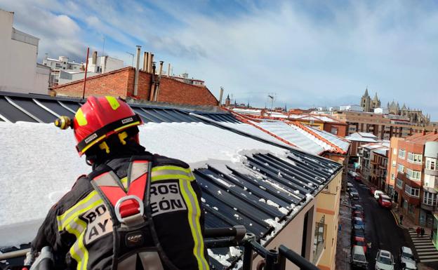 Los bomberos de León intervienen en distintos puntos de la ciudad por incidentes relacionados con la nieve