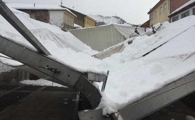 El peso de la nieve 'tumba' la carpa de la feria en La Pola de Gordón