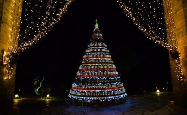 La gaita led de Bras Rodrigo pone música y color este miércoles a la fiesta de Navidad en la bodega Palacio de Canedo