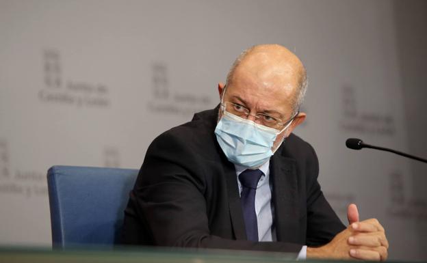 La Junta descarta el pasaporte covid por ahora: «No es una urgencia para nosotros»