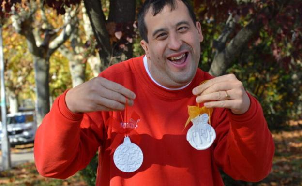 Asprona Bierzo relanza su campaña de la bola solidaria para llevar la inclusión a los árboles de Navidad