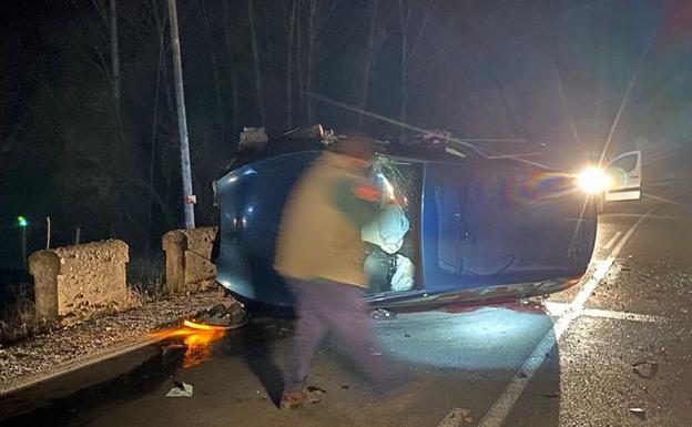 'Desaparecen' los ocupantes de un vehículo tras volcar en la carretera de El Ferral