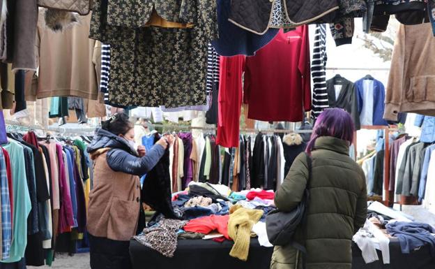 Los comerciantes del mercado calculan un 70% de pérdidas debido al cambio de ubicación