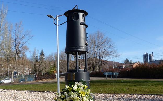 Ofrenda floral, fotografía, literatura y música por Santa Bárbara en La Robla