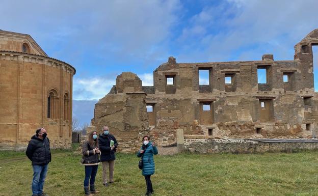 Comienzan las actuaciones de protección de restos de revocos en el segundo claustro del Monasterio de Sandoval