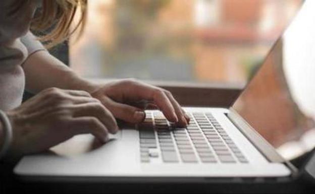 La Junta formará con los fondos europeos a 17.000 mujeres en nuevas competencias digitales para reducir la brecha de género