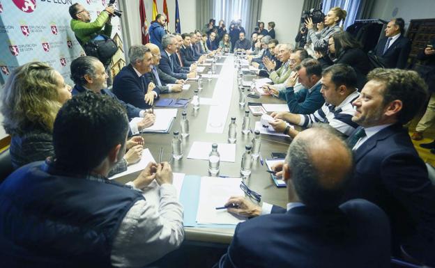 El Gobierno remarca su firme compromiso con la Mesa por León y recalca que se convocará en enero