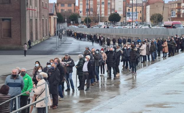 Largas colas y jornada 'de récord' para la tercera dosis de los mayores de 60 años