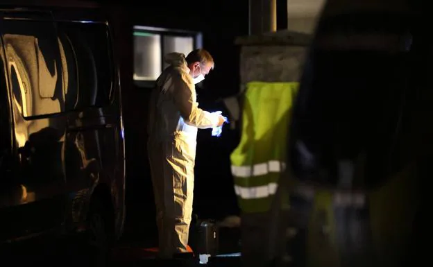 Un forense examina los cuerpos hallados por la Policia en la ciudad alemana de Senzig./c. mang / reuters