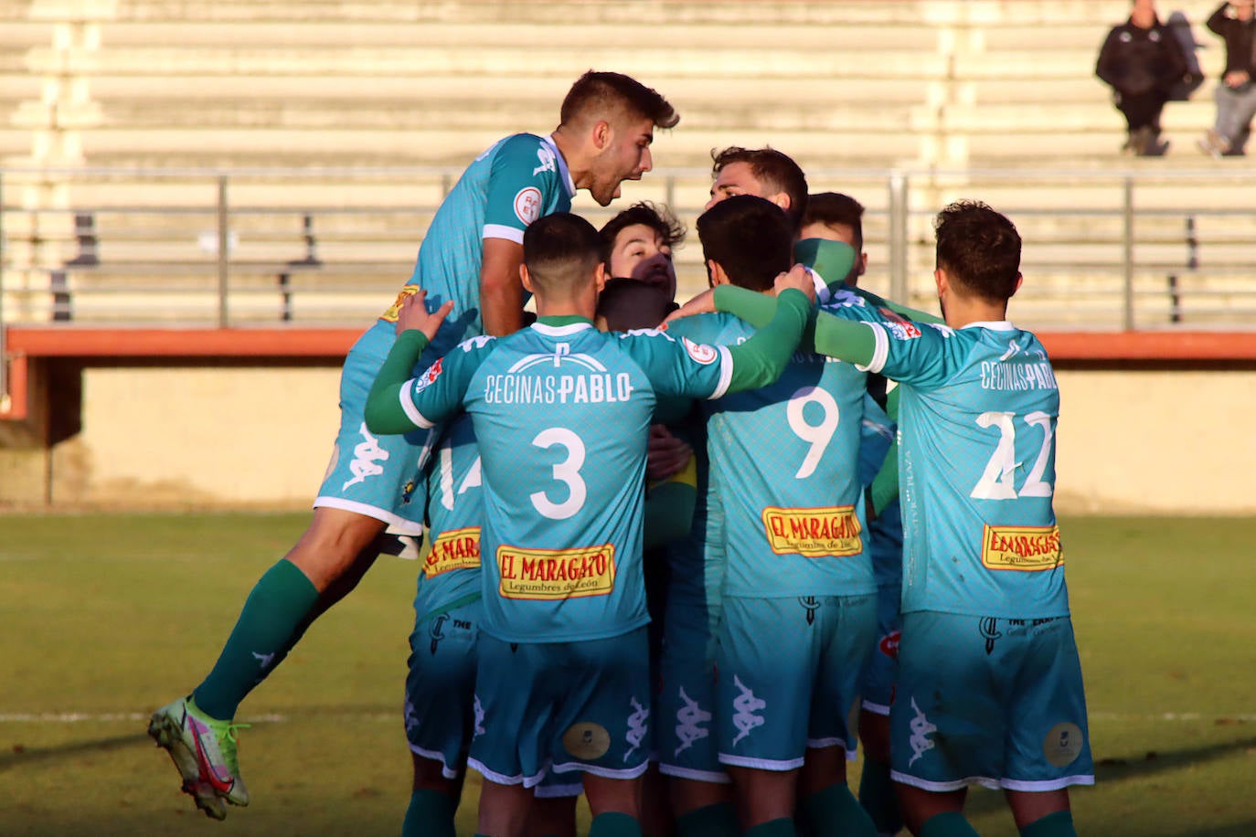 El Atlético Astorga remonta al Júpiter en cinco minutos y huye del descenso