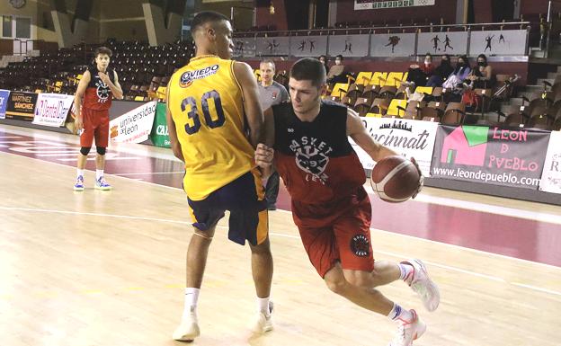 El Basket León vence con claridad a Unicaja Oviedo y vuelve a mirar hacia arriba