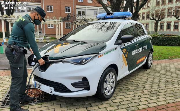 La Guardia Civil de León recibe el primer vehículo oficial 100% eléctrico enchufable