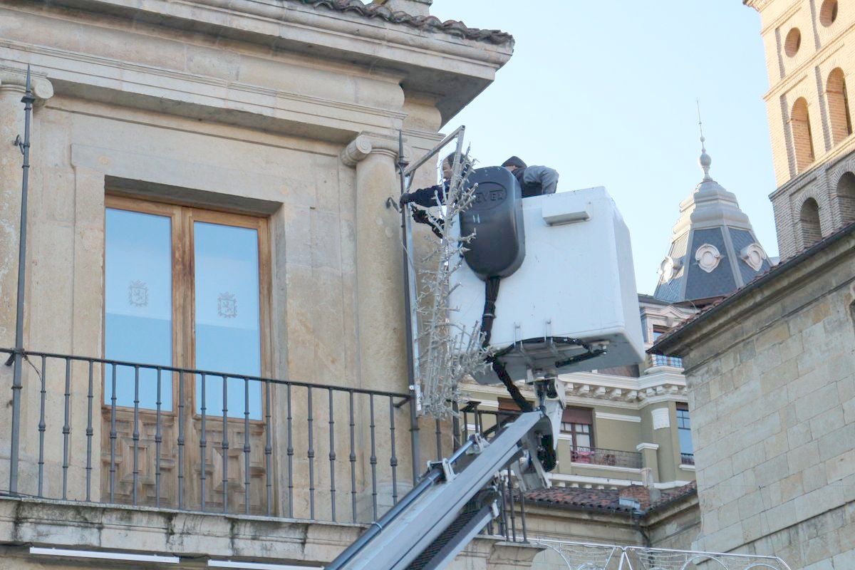 El Ayuntamiento de León exime a la adjuditaria del contrato de la luz de la instalación de la iluminación navideña