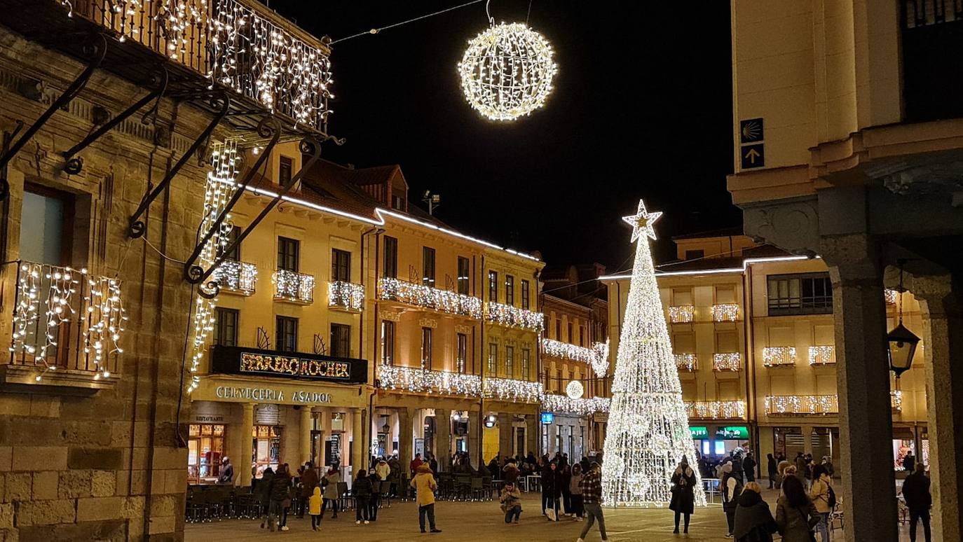 Comerciantes y vecinos de Astorga se unen para que la ciudad brille más