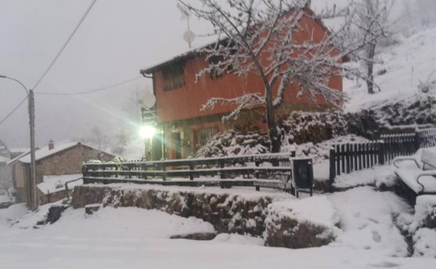 La nieve y el viento originan acumulaciones de nieve cercanas al metro en el valle de Valdetuéjar