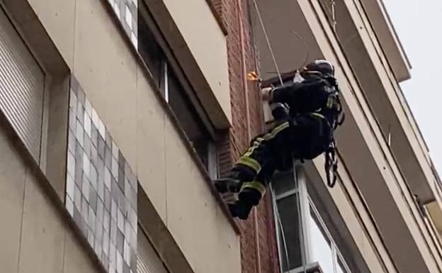 Los Bomberos de León socorren por la ventana a una anciana que se había caído en su casa y no podía moverse
