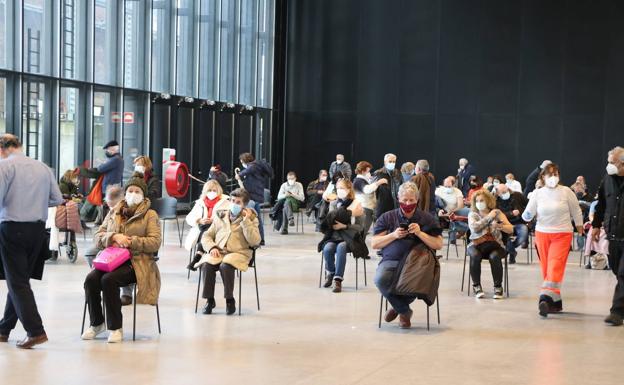 Sanidad pide a los mayores de 60 años que acudan este 8 de diciembre a recibir su tercera dosis