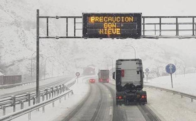 La DGT prohíbe la circulación de camiones por la A-6 en Brazuelo y pide extremar la precaución por pavimento deslizante