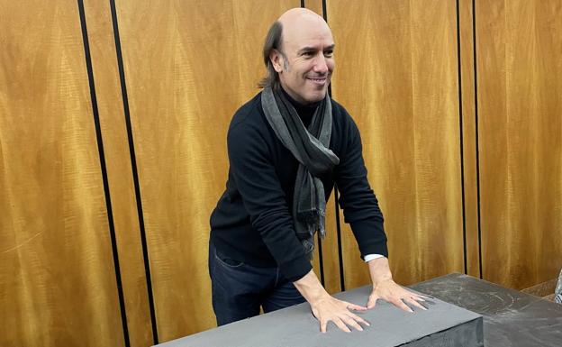 Carlos Núñez suma sus huellas a 'la acera del Teatro' de Ponferrada