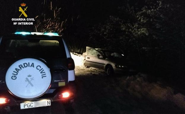 La Guardia Civil rescata a dos montañeros desorientados atrapados en la nieve en Benllera