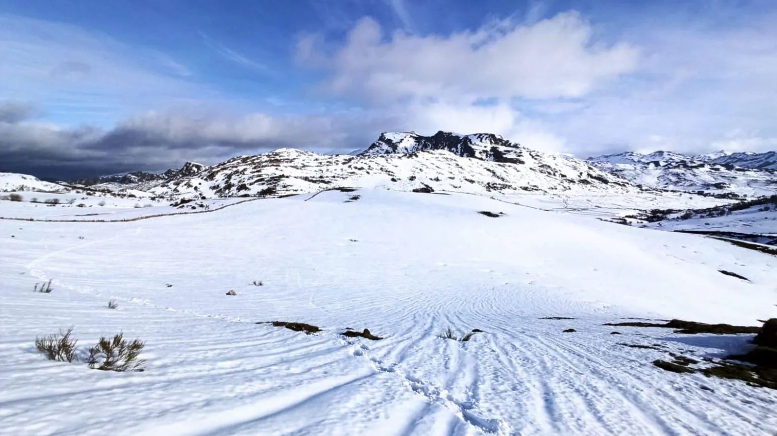 Espectacular paisaje nevado con sol en Somiedo