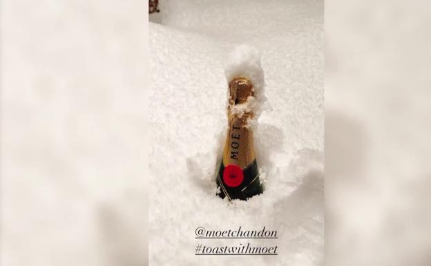 Eugenia Osborne rodeada de nieve y champagne en Baqueira