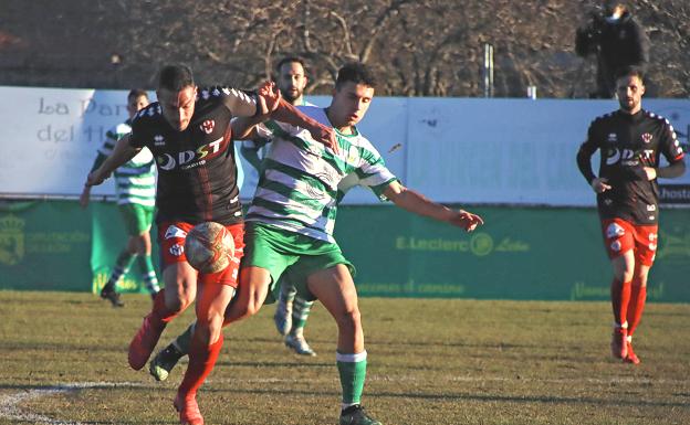 El Atlético Bembibre rescata tres puntos gracias a un penalti parado por Ivanildo ante La Virgen