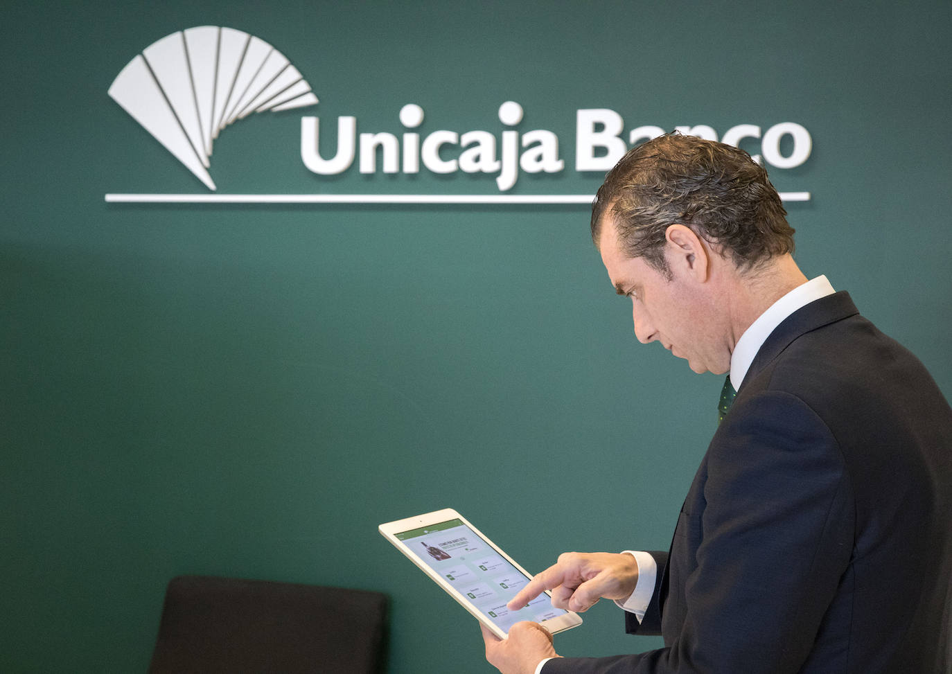 Unicaja Banco ofrece bonificaciones de hasta el 4% para traspasos y del 2% para aportaciones periódicas