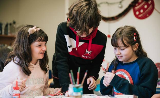 Talleres de adornos navideños, concierto de piano y visitas especiales para celebrar la navidad en Casa Botines