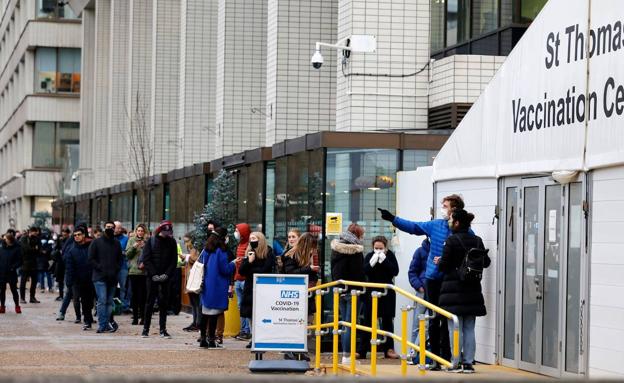 Estampida para apuntarse a la urgente vacunación en el Reino Unido