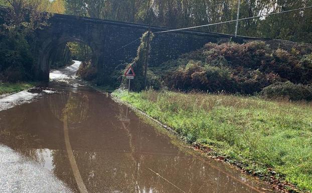 Denuncian el riesgo de accidentes por el desbordamiento de aguas de una vieja mina en San Andrés de las Puentes