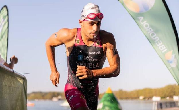 Kevin Viñuela recibe la insigna de bronce de la federación autonómica de triatlón