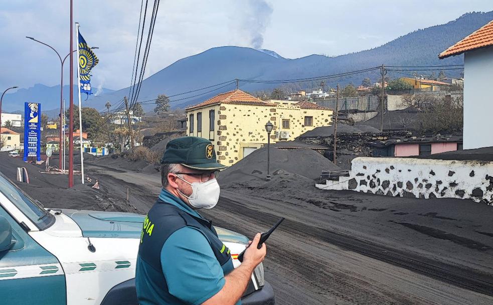 Guillermo, Guardia Civil leonés en La Palma: «Hay zonas que parecen escenarios de guerra»