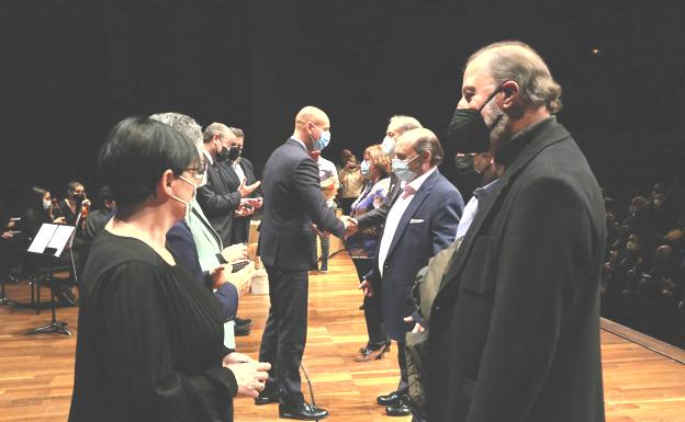 El Ayuntamiento de León homenajea a 80 funcionarios jubilados