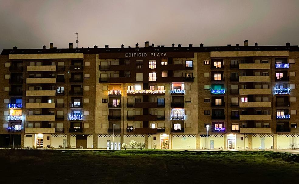 Los vecinos de La Lastra encienden la Navidad... desde sus casas