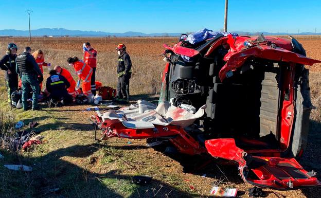 Fallece el conductor de una furgoneta tras volcar en la salida de Santa María del Páramo