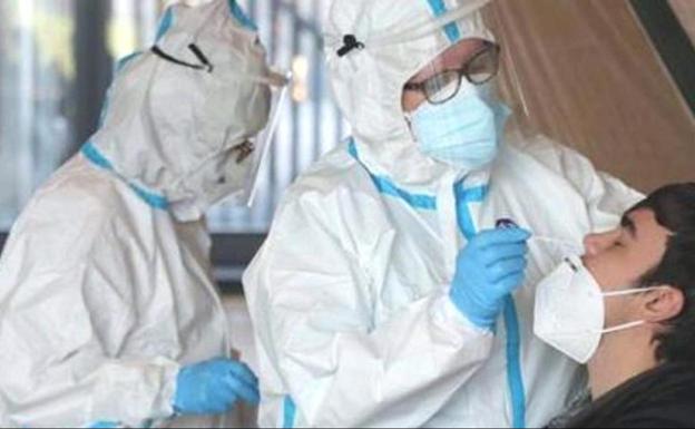 León rebasa el límite de los 600 puntos de incidencia acumulada a 14 días y mantiene el número de ingresos