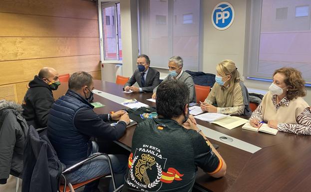 El PP de León explica a los cuerpos policiales la ley que llevará el partido al Congreso este martes para armonizar los sueldos