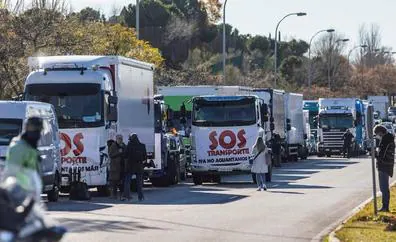 Los transportistas desconvocan el cierre patronal tras llegar a un acuerdo con el Gobierno