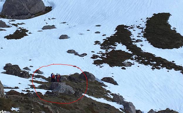 Protección Civil auxilia a un montañero lesionado tras hundirse la nieve por la que caminaba en Posada de Valdeón