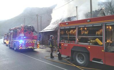 Un escape de gas y el incendio de una vivienda obliga a dos salidas de los bomberos de Ponferrada