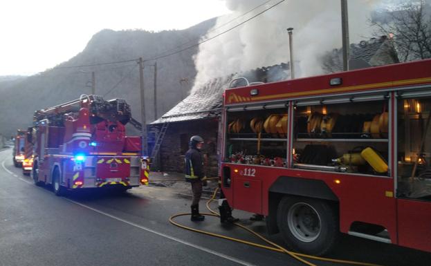 Un escape de gas y el incendio de una vivienda obliga a dos salidas de los bomberos de Ponferrada