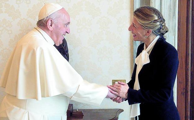 Yolanda Díaz apretando la mano derecha del pontífice. El Papa sabe a quién ha recibido, pero no le importa, juega fuerte. /