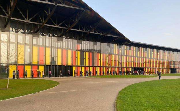 Sacyl remarca que este lunes sólo estaban convocadas las personas con la pauta completa de AstraZeneca