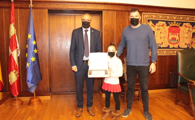 Ponferrada reconoce los logros de la joven gimnasta rítmica Nerea Rodríguez con la entrega de una placa
